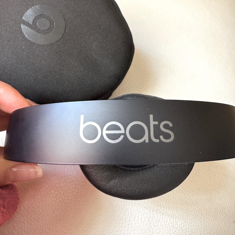 Barely used beats headphones bluetooth!! Solo3